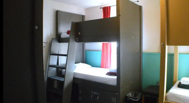 Кровать в общем номере (мужской номер) Firehouse Hostel
