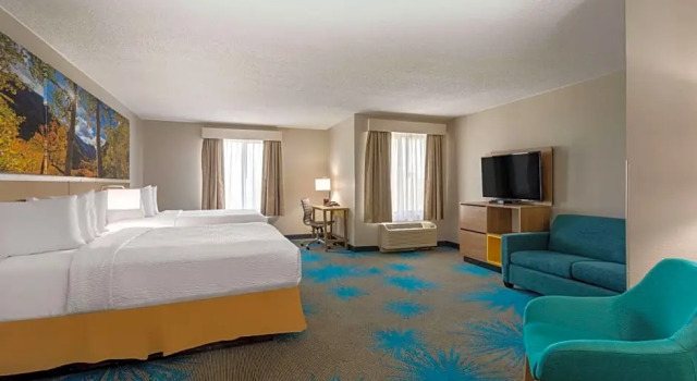 Четырёхместный Studio Suite Days Inn & Suites by Wyndham Denver International Airport