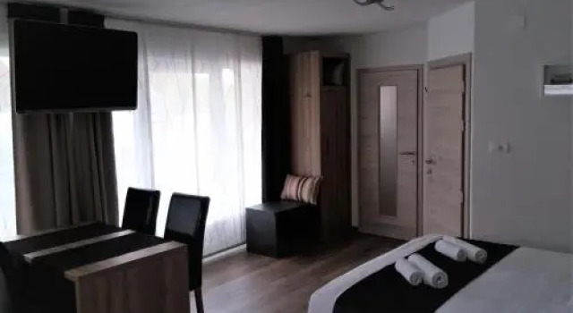 Yellow Dreamhouse, Prenota Hotel Postumia 
