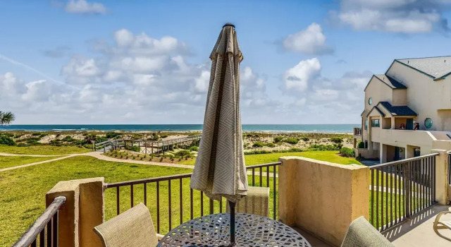 Lovely oceanfront townhouse in Summer Beach Village w/Shared Pool, Central AC, Buchen Sie Ferienhaus Fernandina Beach 