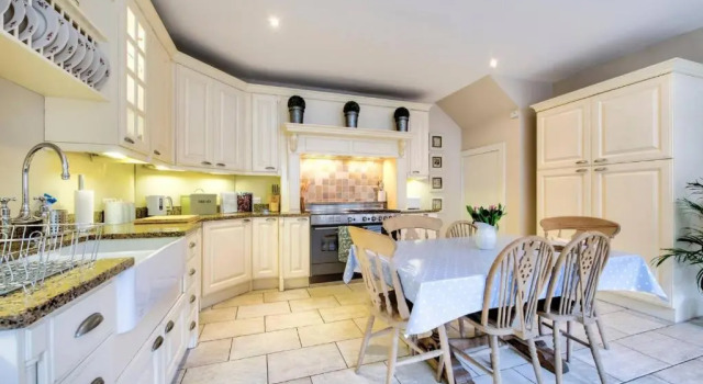 Коттедж ALTIDO Luxury 2BR House Nearby Stockbridge