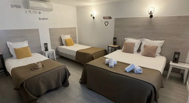 Четырёхместный семейный номер Standard Hôtel Le Médiéval - Parking inclus & accueil vélo