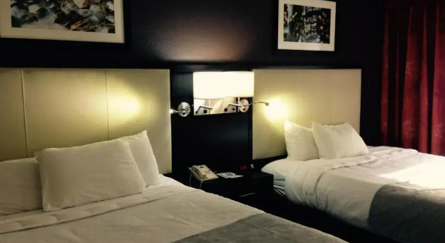 Четырёхместный номер Deluxe Cherokee Grand Hotel