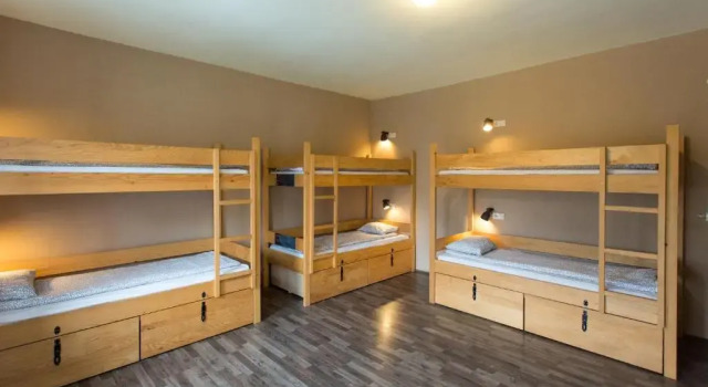 Кровать в общем номере Falling Lakes Hostel