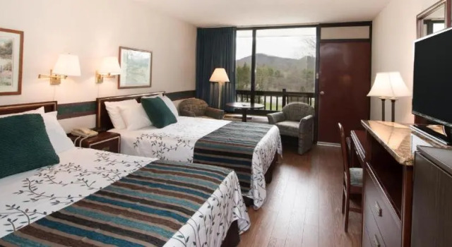 Highland Manor Inn, Забронировать Отель Отели Таунсенд с парковкой, рядом с Hedgewood Gardens, Парковка