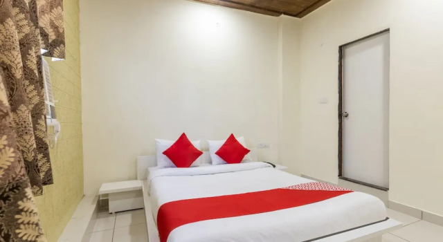 Oyo 27653 Savoy Suites