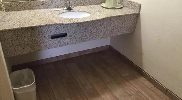 Четырёхместный номер Standard Parkway Inn