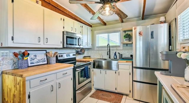 Коттедж Steps to Sand: Surfside Beach Gem w/ Large Yard