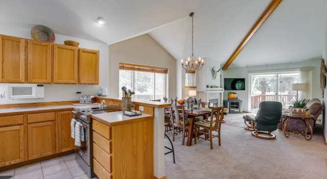 Idyllic Redmond Townhome w/ Furnished Deck!, Prenota Appartamento Hotel a Oregon con parcheggio, Parcheggio