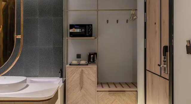 Двухместный номер Deluxe с видом на озеро iRest Signature Ba Dinh Lakeside