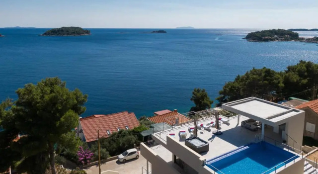 Вилла с 3 комнатами с видом на море Villa Desire