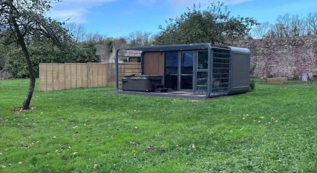Коттедж Glamping Pod With Hot Tub in Orchard