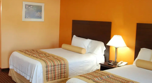 Четырёхместный номер Deluxe BLUE SKY INN Glens Falls-Saratoga-Lake George