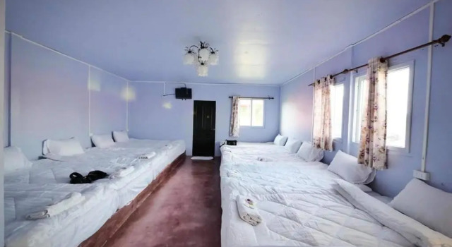 Кровать в общем номере Rai Phuruk Resort