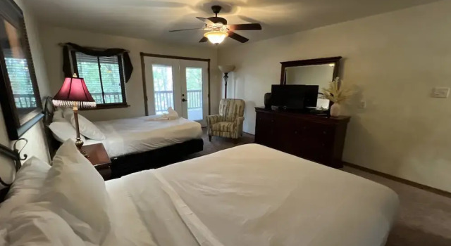 Lake view three bedroom, three bath log-sided cottage with private hot tub overlooking Lake Ouachita. by RedAwning, Boek Vakantiehuis Hotels in Missouri met zwembad, Zwembad