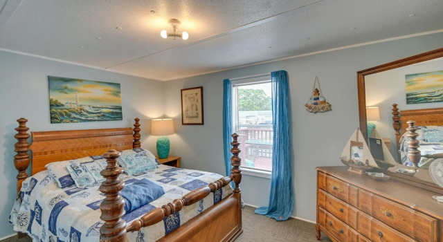 Walk to Shore: Myrtle Beach House w/ Private Deck!, Забронировать Дом для отпуска Коттеджи Южной Каролины, Коттедж