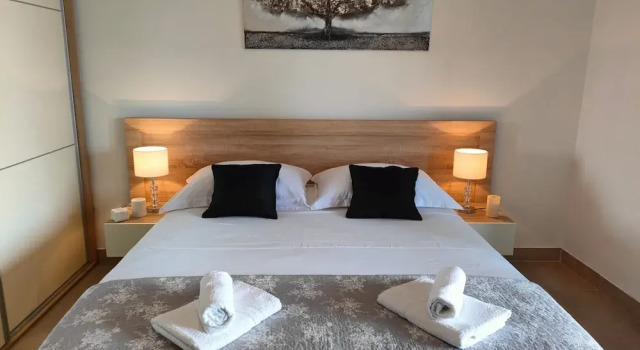 A1 Beachfront apt With big Terrace and sea View, Забронировать Апартаменты/квартира Подстрана Окрестности Сплита, рядом с Туристический центр Подстраны