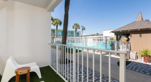 Четырёхместный номер Standard Waikiki Village Retro Motel by Oceana Resorts