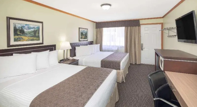 Номер Standard Travelodge by Wyndham Golden Sportsman Lodge