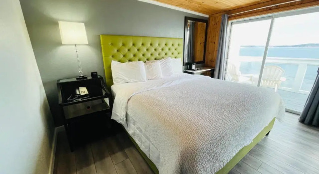 Номер Standard с балконом Tides Inn & Suites
