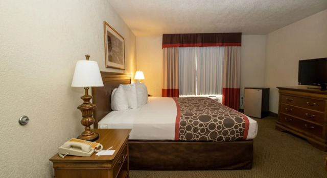 Двухместный люкс Hilltop Inn & Suites, near Foxwoods Casino