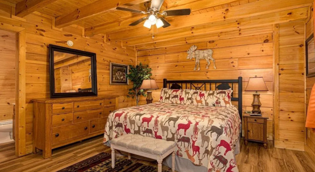MooseBehaving - Two Bedroom Cabin, Забронировать Дом для отпуска Коттеджи Севьервилл, Коттедж