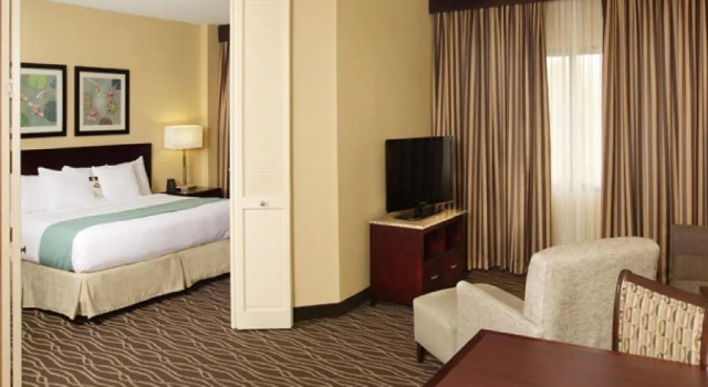 Люкс с видом на бассейн DoubleTree Suites by Hilton Raleigh-Durham
