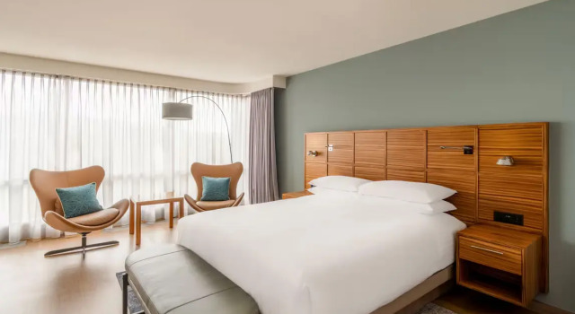 Люкс с доступом в клубный лаунж Business Zurich Marriott Hotel