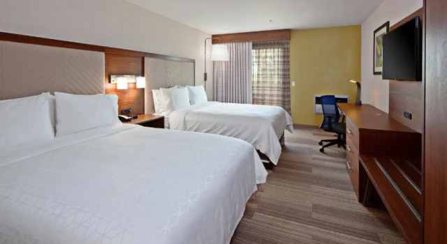Четырёхместный номер Standard Holiday Inn Express Hotel & Suites Ventura Harbor by IHG