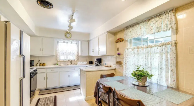 Коттедж Cleveland Heights Home w/ Sunroom: Park Across St!