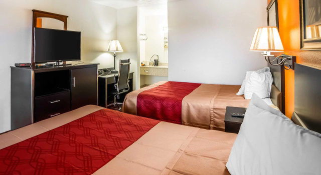 Четырёхместный номер Standard Econo Lodge Downtown