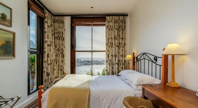 Colonial-style Camps Bay Apartment With Ocean Views and Private Pool Area CBT Lodge, Забронировать Апартаменты/квартира Отели Cape Peninsula с парковкой, Парковка