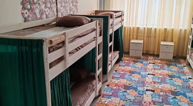 Кровать в общем номере Луна