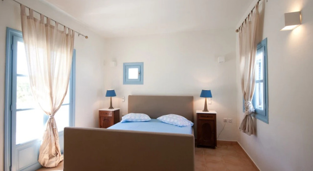 Beautiful 8-person Family Villa with Great Views by VillaRentalsgr, Prenota Villa Ambelas Paro