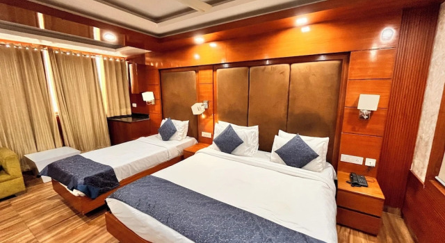 Трёхместный клубный номер Standard The Global Hotel by Platinum I 100m Medanta Hospital I Sector-38 I Gurgaon