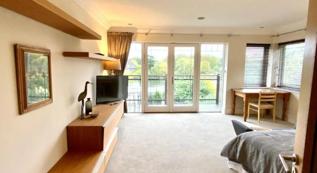 Private Room - The River Room at Burway House on The River Thames, Забронировать Отель Чертси 