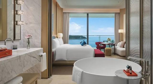 Номер Standard с балконом и с видом на море MGM Shenzhen