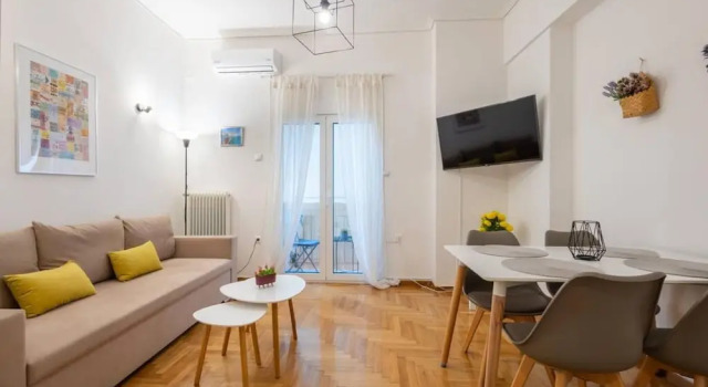 Roubnb Acropolis Museum 1BD Apt, Забронировать Отель Неос-Космос Афины, рядом с Холм Филопаппос