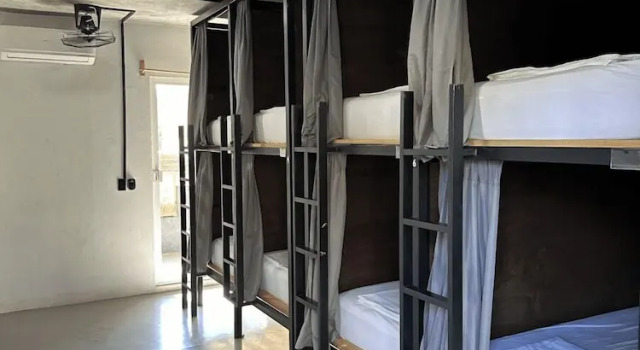 Кровать в общем номере с балконом и с видом на бассейн Straw Hat Surf Hostel & Bar
