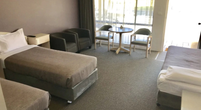 Трёхместный номер Executive Sportsmans Motor Inn
