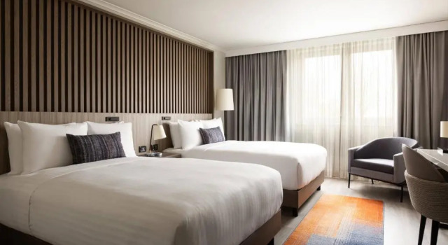Семейный номер Standard Paris Marriott Charles de Gaulle Airport Hotel