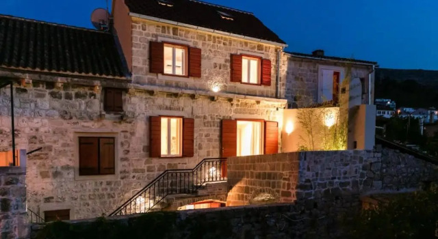 Villa Zdenka, Book Villa Vis Vis