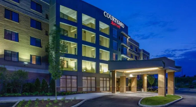 Кровать в общем номере Courtyard by Marriott Pittsburgh North/Cranberry Woods