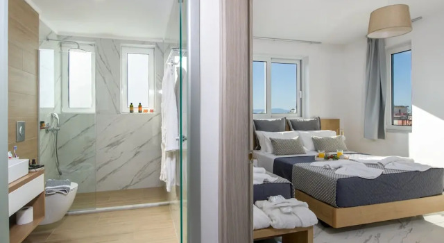 Четырёхместный номер Standard с балконом Deluxe City Hotel