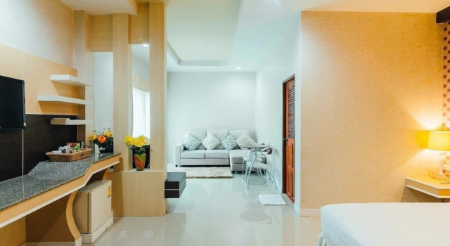 Люкс с балконом Martina Hotel Surin