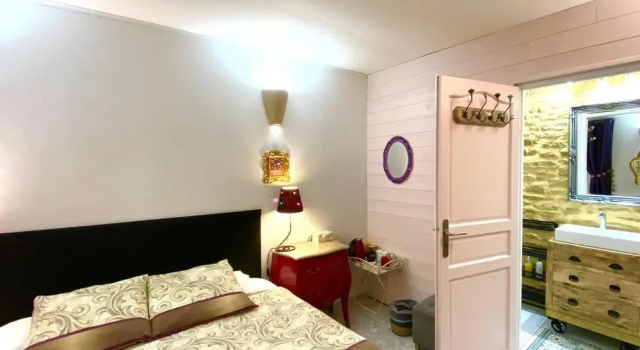 Номер Classic La Clef des Songes - Maison dHôtes au Calme, au Coeur de Sarlat, 2 minutes à pied de la Cité Médiévale - Climatisation - Petits Déjeuners fait Maison - Parking gratuit - Option Spa et Massages - Piscine de Saison à 400m
