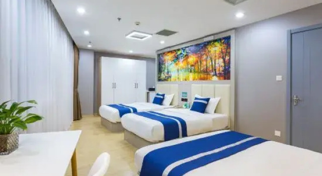 Четырёхместный семейный люкс Golden Phoenix Hotel