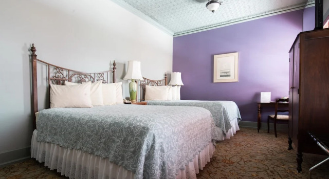 Четырёхместный люкс The Black Hawk Hotel