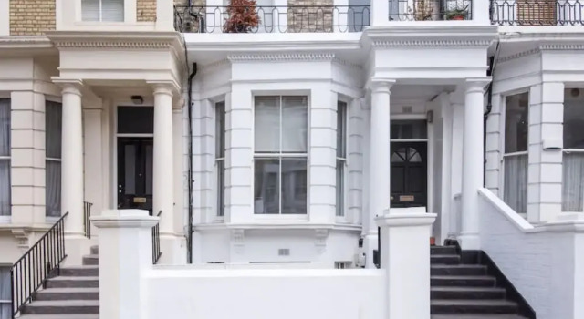 2 Bedroom Apartment With Garden in Ladbroke Grove