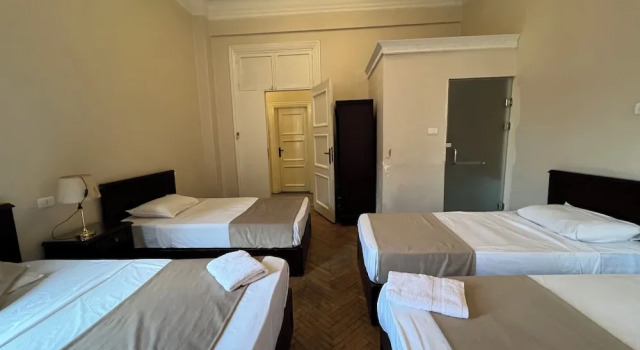 Кровать в общем номере Travelers House Hostel
